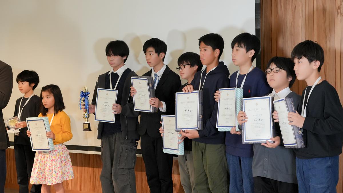 プログラミングコンテスト表彰式の様子