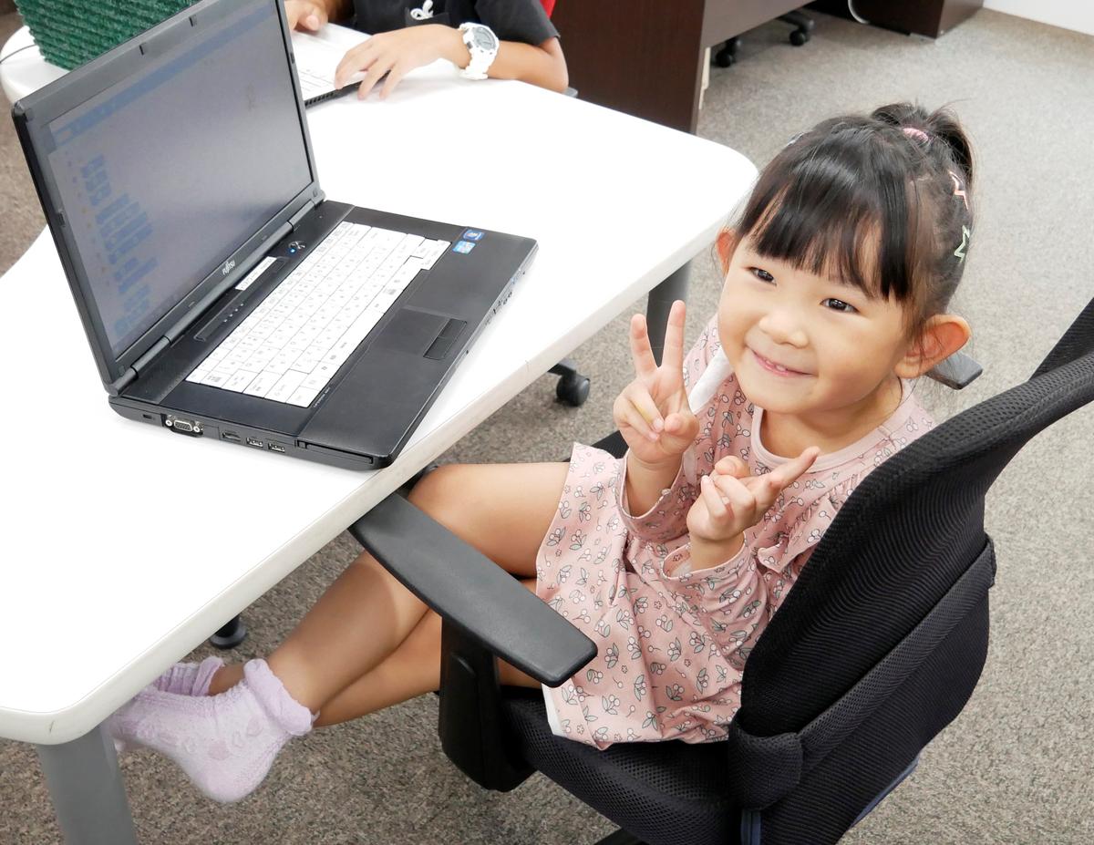 笑顔で学ぶ生徒