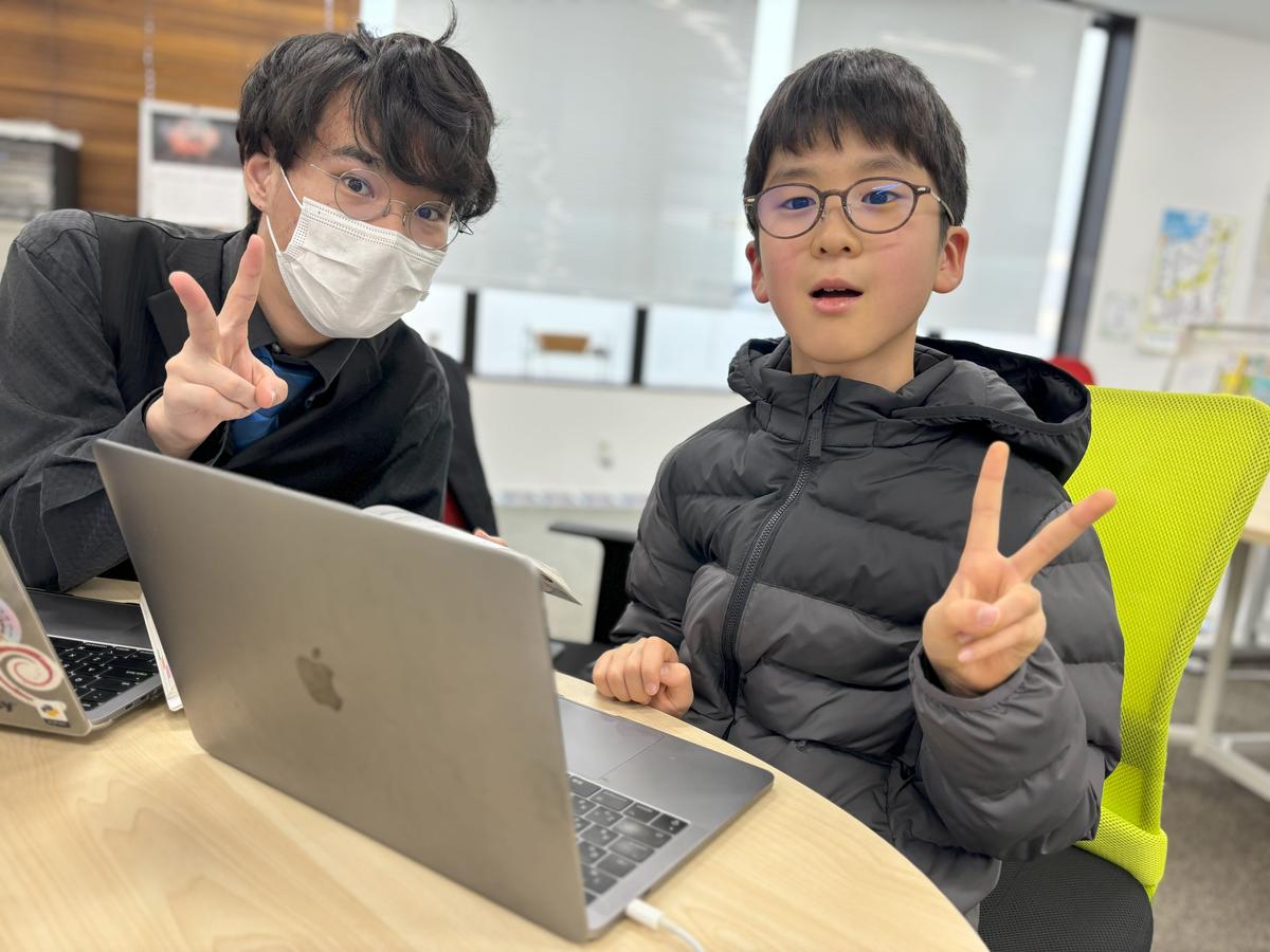 先生と一緒に授業する様子